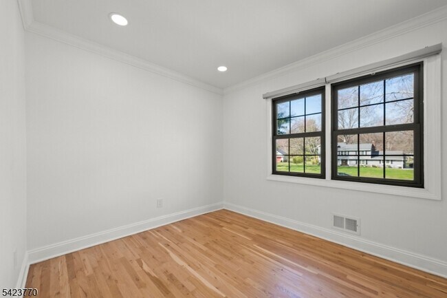 Building Photo - 27 Meadowview Rd