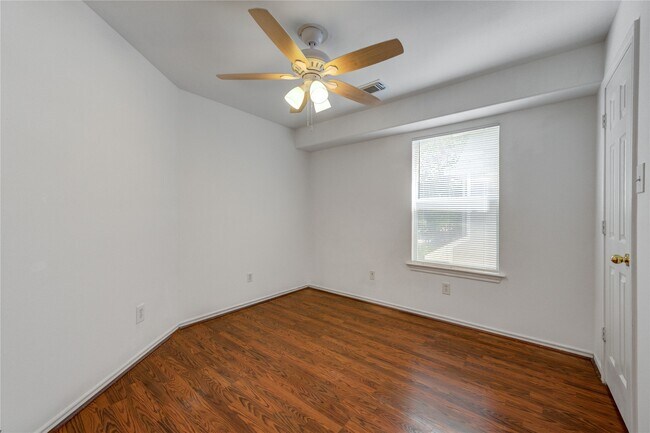 Building Photo - 225 Summerhaze Cir