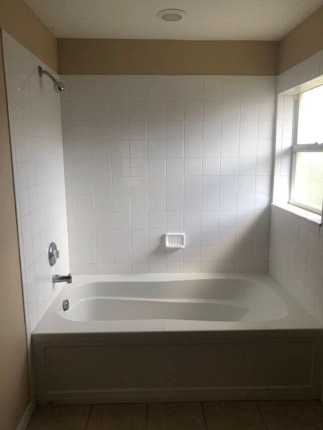 Building Photo - 3 BEDROOM RENTAL HOME AVAILBLE NOW