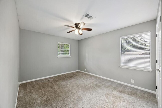 Building Photo - 553 Cane River Ln
