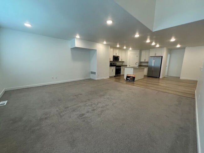 Building Photo - 4 Bedroom 3 Bath 2200 Sq ft Home 2 Car Garage.