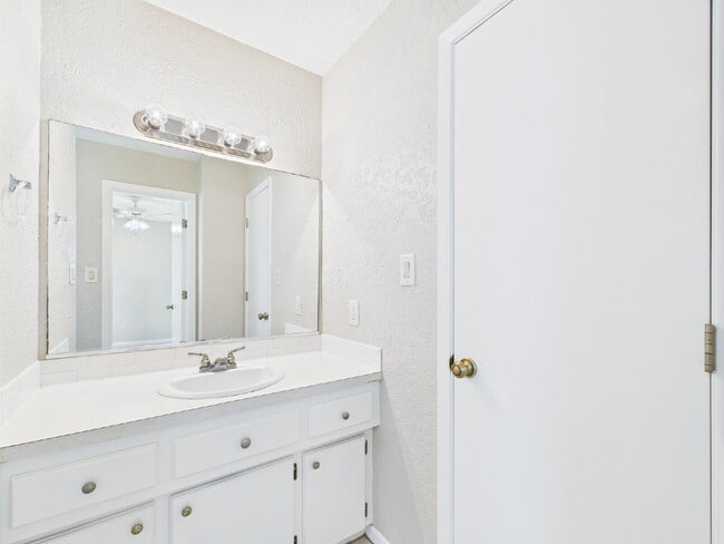 Building Photo - Charming 1-Bedroom Retreat on Friendship L...