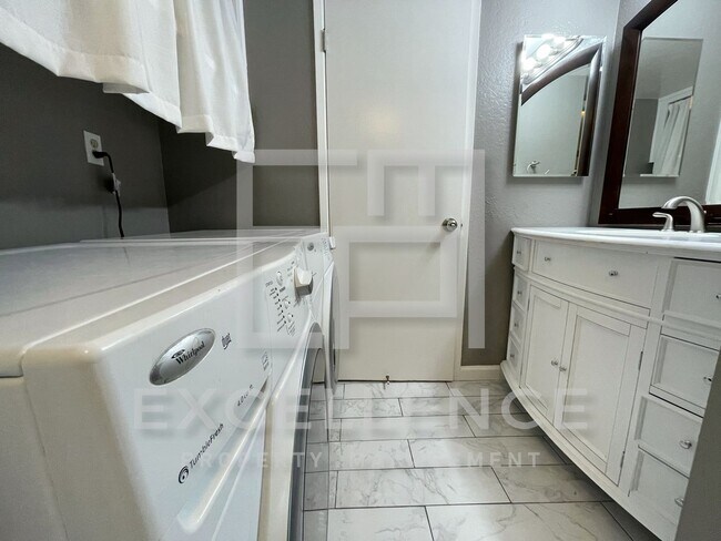 Building Photo - Great 2/1.5 With Parking, Patio, Washer and Dryer, Minutes to Levi Stadium and Much More!