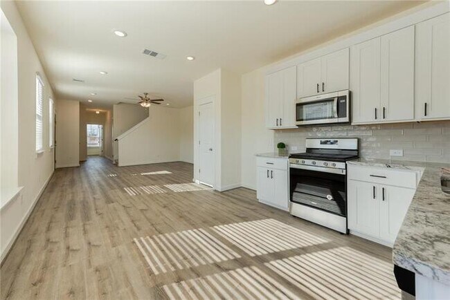 Building Photo - Beautiful townhome/condo located in Pfluge...