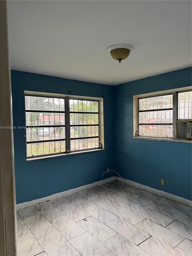 Building Photo - 2620 SW 53rd Ave