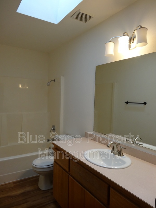 Building Photo - 906 E Bryson Ave