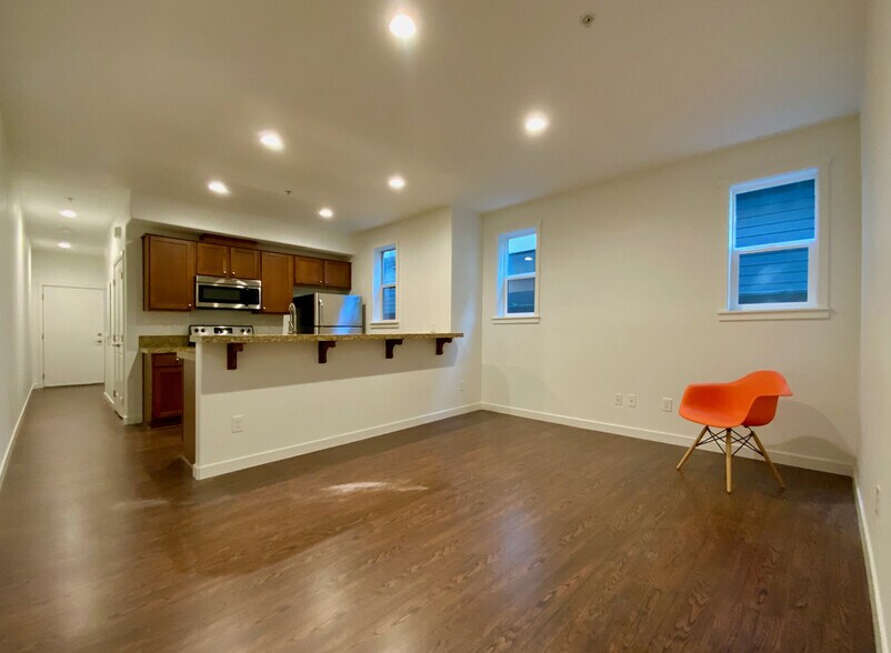 Building Photo - 348 N Ivy St