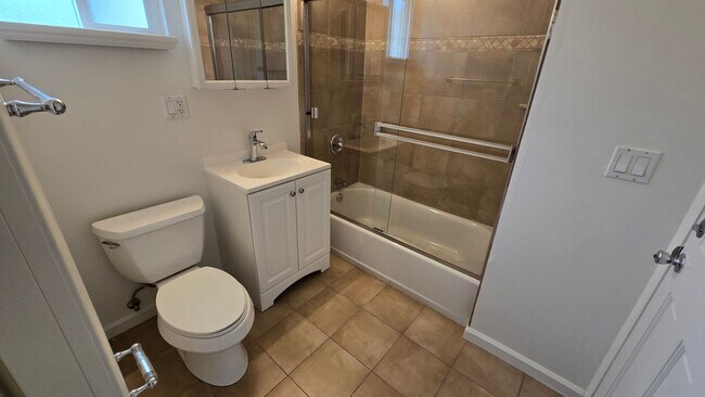 Building Photo - Lovely, 2Bd/2BA Single Story House: Large ...
