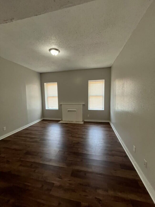 Building Photo - Charming 3-Bed Duplex with Granite Elegance and Hardwood Warmth in South  City