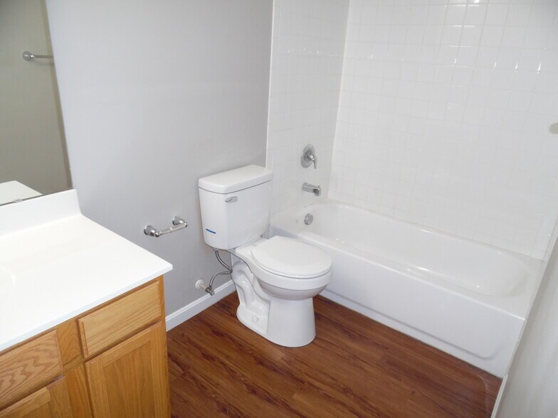 Building Photo - 445 Draft Ct