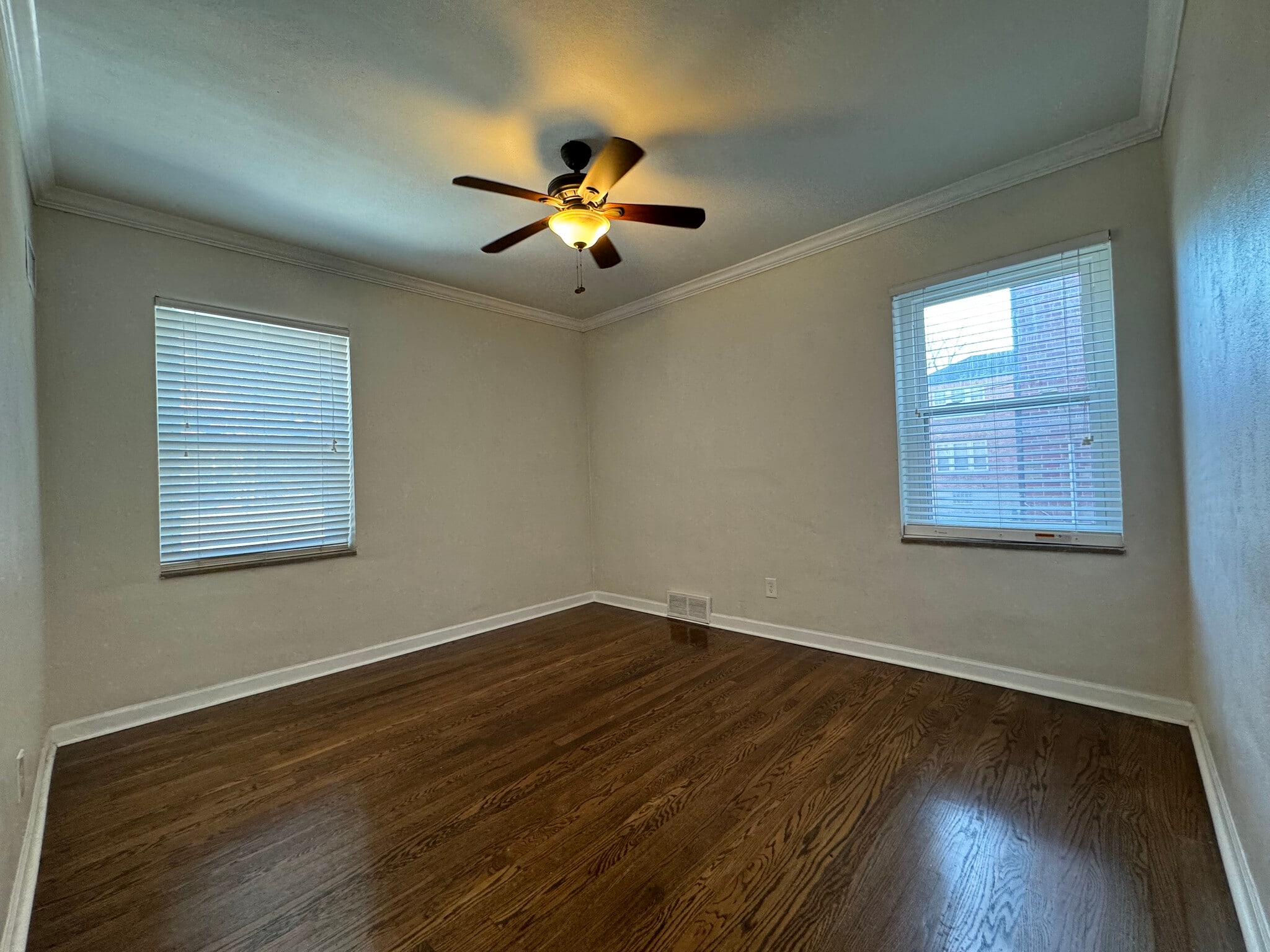 Building Photo - 422 S Hanley Rd