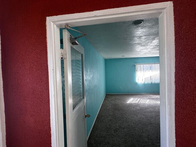 Building Photo - HOUSE