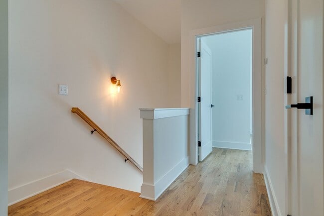 Building Photo - Amazing 3 bed 2.5 w/fenced yard. 10 min fr...