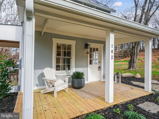 Building Photo - 102 N Rogers St