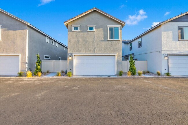 Building Photo - Eco-Friendly 3BR Home in Palmdale