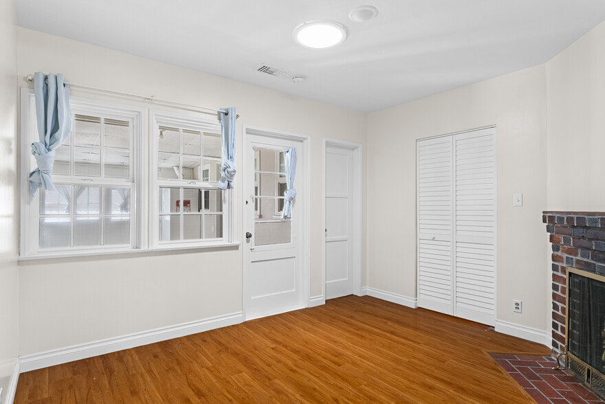 Building Photo - 550 Clement Dr