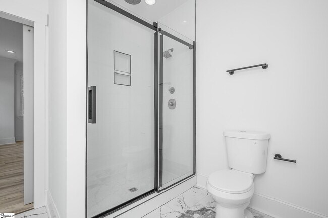 Building Photo - 305 Valley St