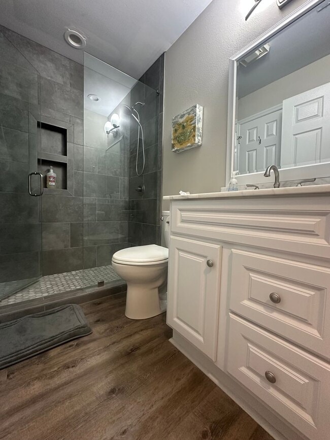 Building Photo - MOVE IN PROMO!!! ONE MONTH FREE --- Beautiful Condo walking distance to Grand Boulevard!