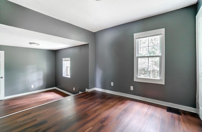 Building Photo - Two Bedroom, Two Bath in Dayton!