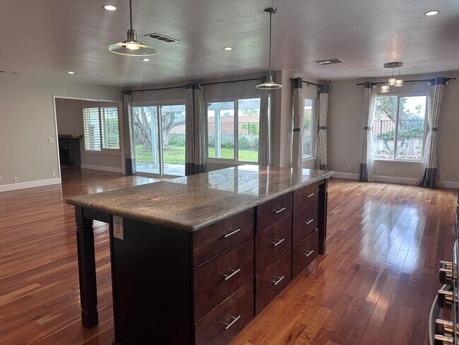 Building Photo - Stunning 3 bedroom + Den with Large Yard!