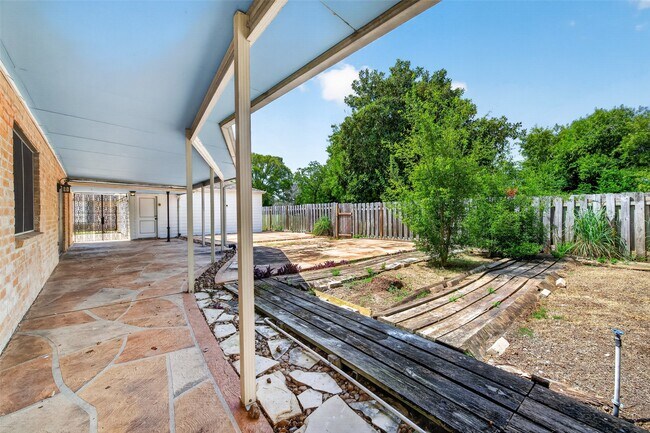 Building Photo - 6222 Creekbend Dr
