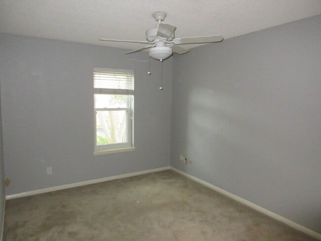 Building Photo - This charming 3-bedroom, 2.5-bath townhome in Memorial Club!