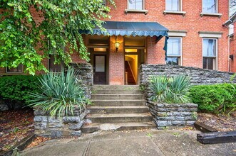 Building Photo - 28 E Hollister St