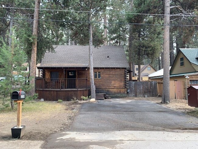 Building Photo - Lovely 3BD cabin style furnished home avail. for a Seasonal lease starting 5/15/26! Call to inqui...