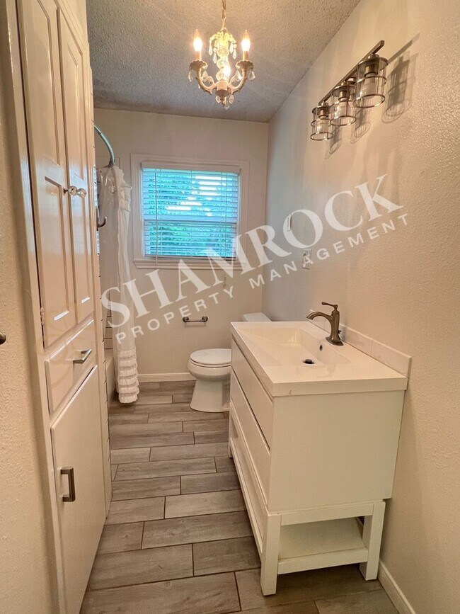 Building Photo - Central Waco Home