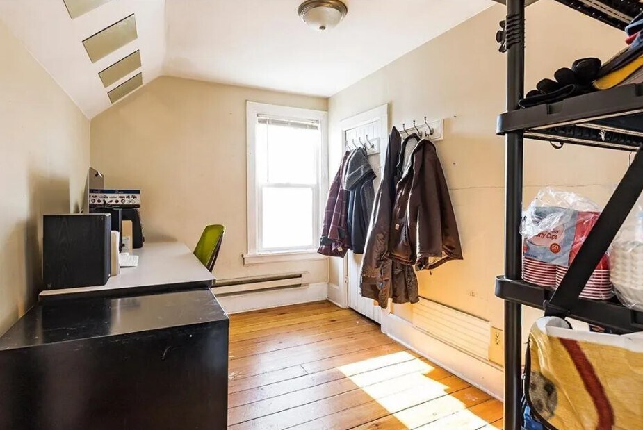 Spare Bedroom include basic walk in closet.. Can be used for office space/ den/ storage. - 521 Bay St