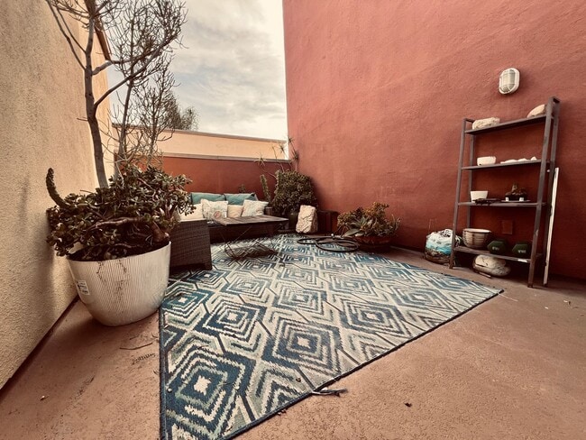 Building Photo - Renovated Uptown District Top Floor Condo in the Hillcrest