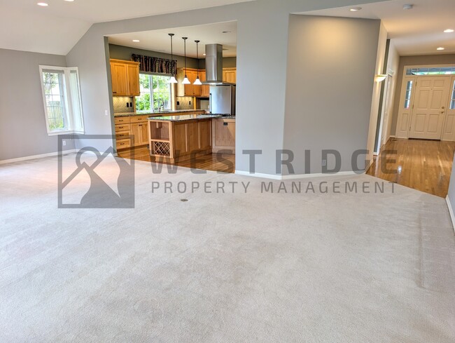 Building Photo - 632 NW Pacific Grove Dr