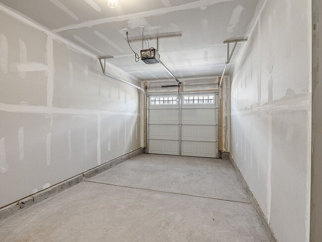 Building Photo - Beautiful 3 bedroom 2.5 bathroom home loca...