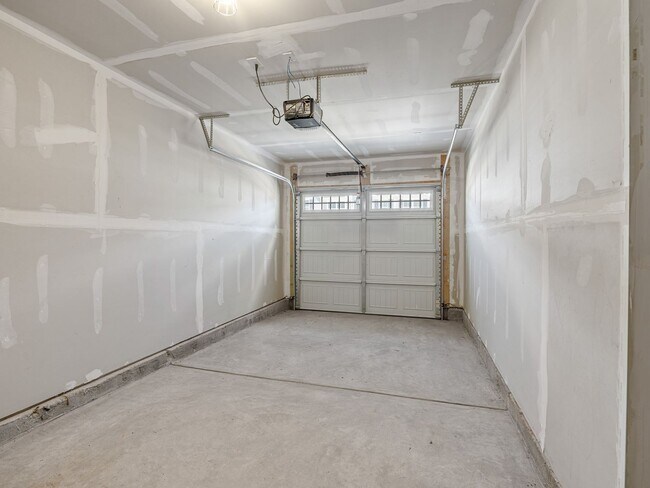 Building Photo - Beautiful 3 BR, 2.5 BA Townhome Located in...