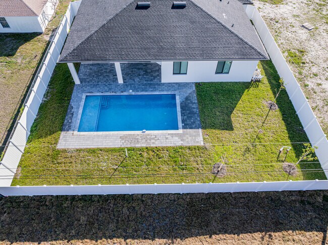 Building Photo - 2014 NE 9th Ave