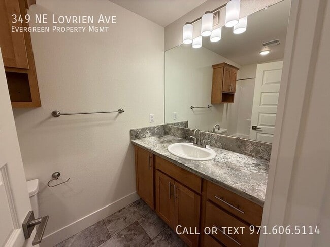 Building Photo - 349 NE Lovrien Ave