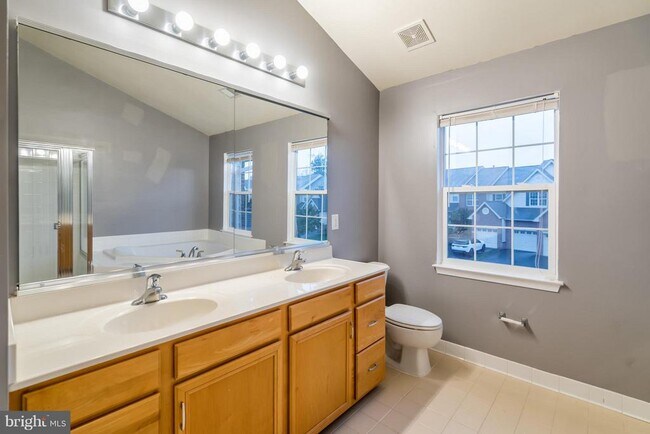 Building Photo - 43619 Dunhill Cup Square