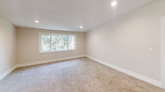 Building Photo - Gorgeous 3bd/2.5 bath in East Bluff!