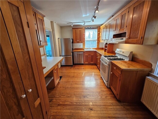 Building Photo - 10 Cherry St