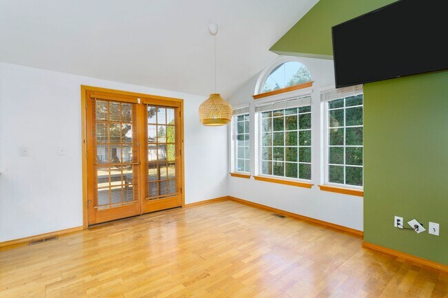 Building Photo - 2bd 2ba luxury duplex