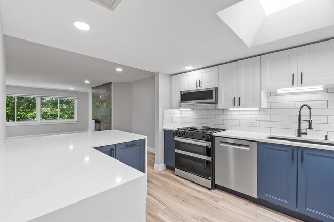 Building Photo - 487 Place Ln