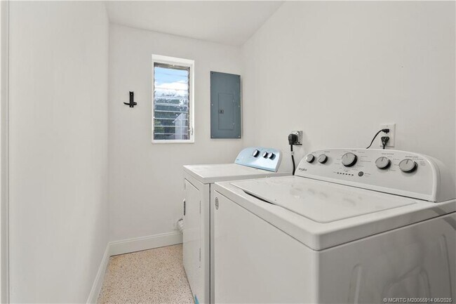 Building Photo - 30 SW Hideaway Pl