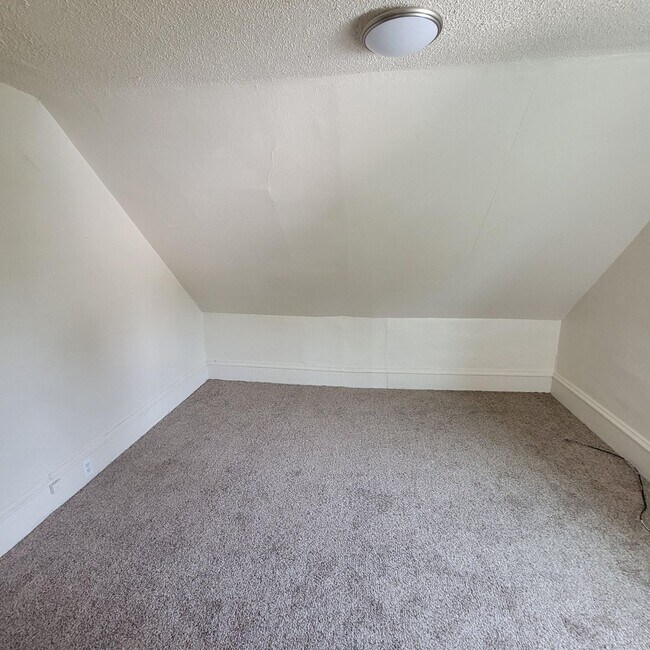 Building Photo - 4 bedroom lower South Hill home