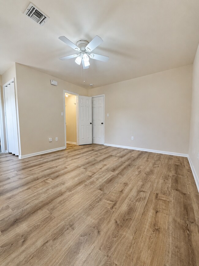Building Photo - 252 Crescent Dr