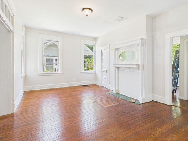 Building Photo - 203 W 33rd St