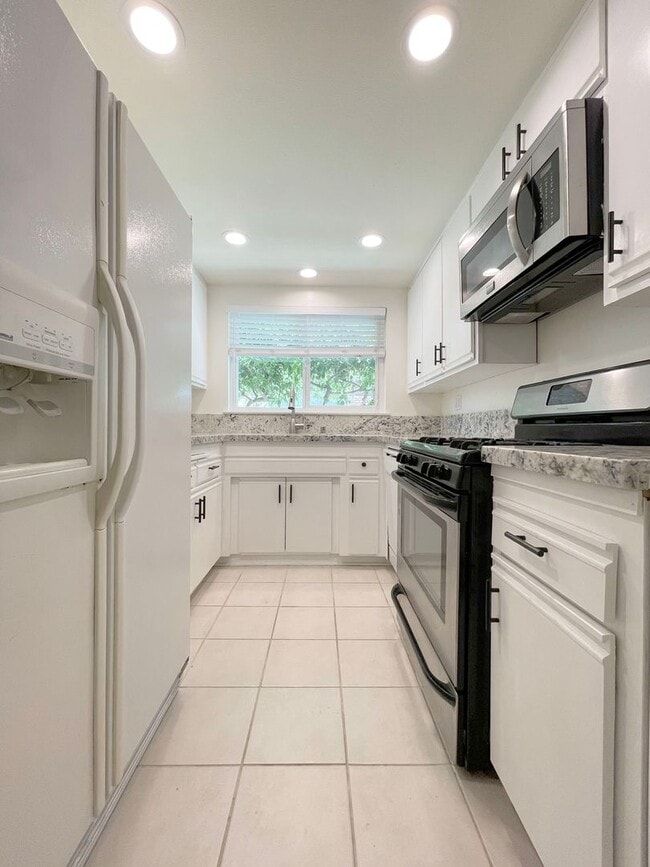 Building Photo - Single-Story Condo Steps from OC Fairgrounds & Minutes to Eastside Costa Mesa