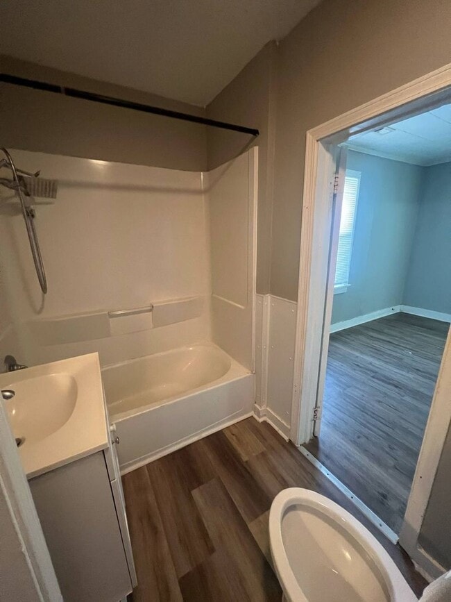 Building Photo - Cute 3 bedroom / 1 bathroom house with fen...