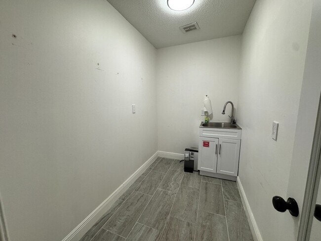 Building Photo - 5401 Alhambra Dr