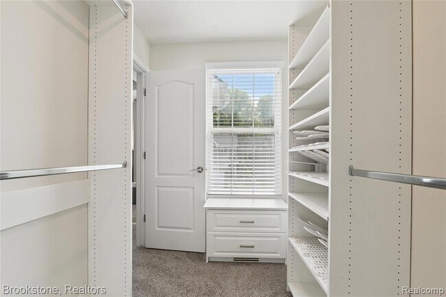 Building Photo - 765 Hummingbird Dr