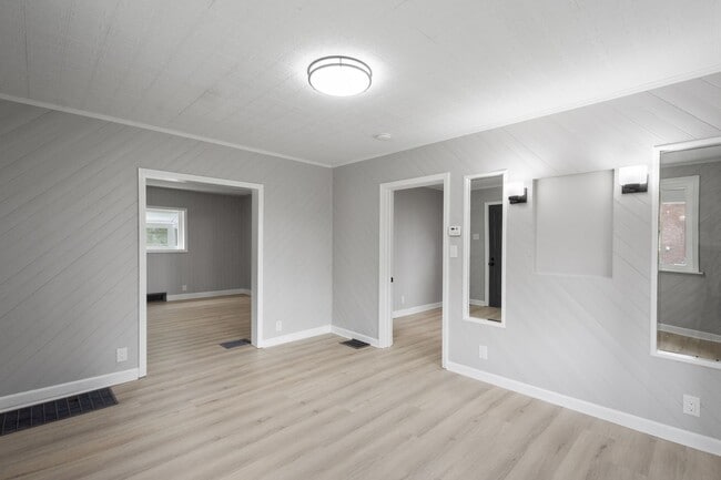 Building Photo - Stunning 2 bedroom home in Whitaker available January 15!